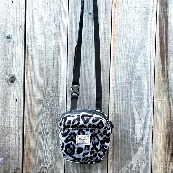 NWOT Herschel Animal Print. Crossbody Bag - Picture 2 of 8